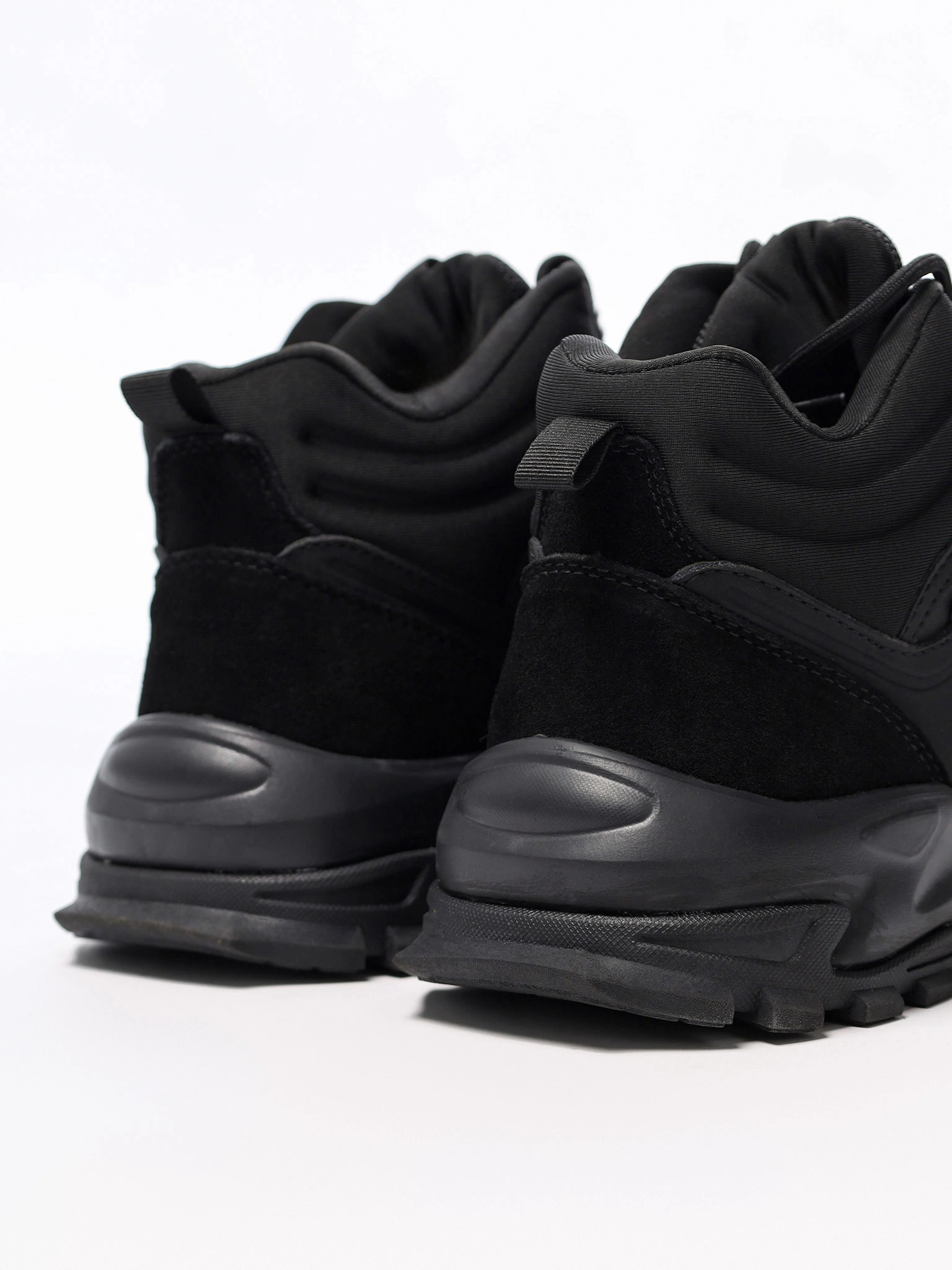 Кроссовки черного цвета комбинированные на средней объемной подошве